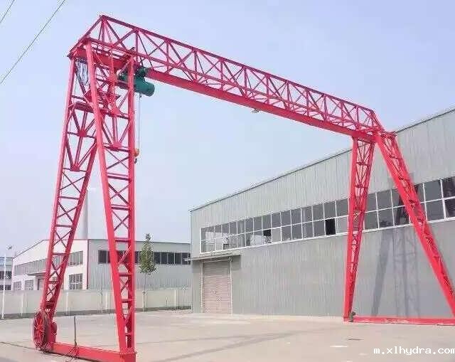 龙门吊吊钩的防脱钩装置是否完好有效，吊钩表面有无裂纹、变形或磨损超标？