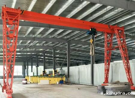 生产车间里的龙门吊