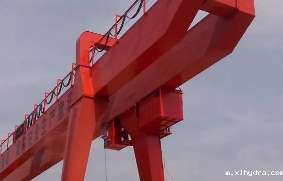 双梁龙门吊中的吊杆装置具有什么作用都有哪些呢?