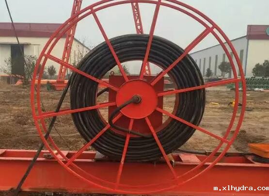 龙门吊的龙门吊电缆卷筒的基本工作原理是什么？