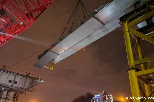 内蒙古呼和浩特8000吨钢梁吊装现场