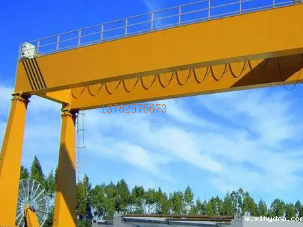 龙门吊起重机在何种情况下需要调整吊绳的张力？