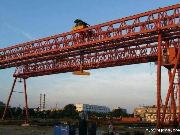 如何正确佩戴个人防护装备进行龙门吊作业？